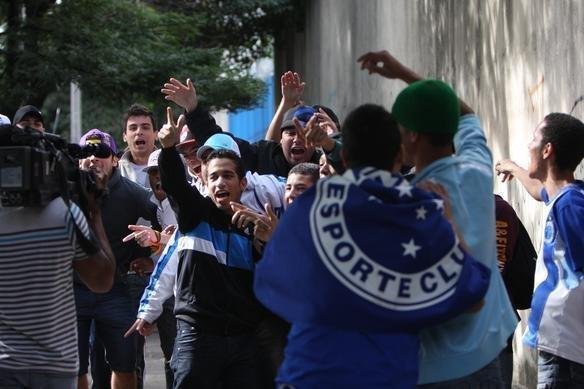 Imagens da fila de cruzeirenses por ingressos no Barro Preto