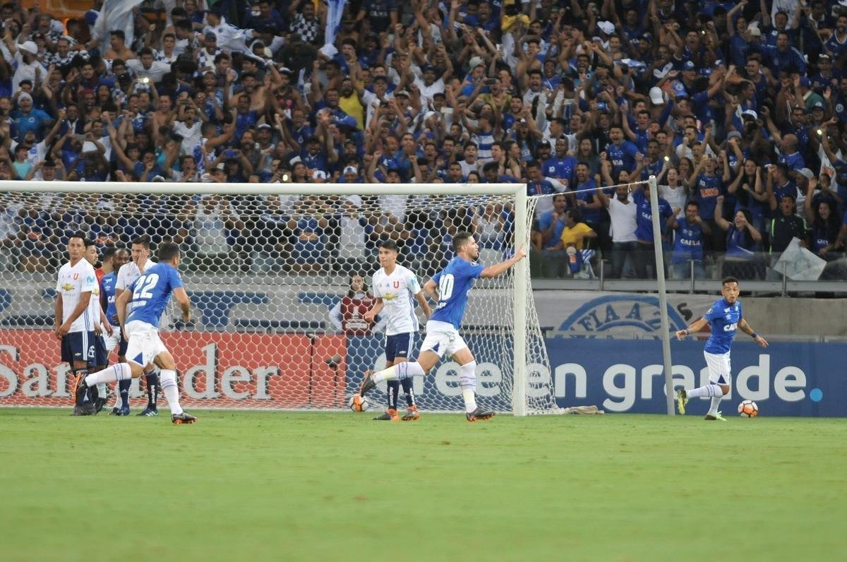 Thiago Neves marcou primeiro gol do Cruzeiro em cobrana de falta
