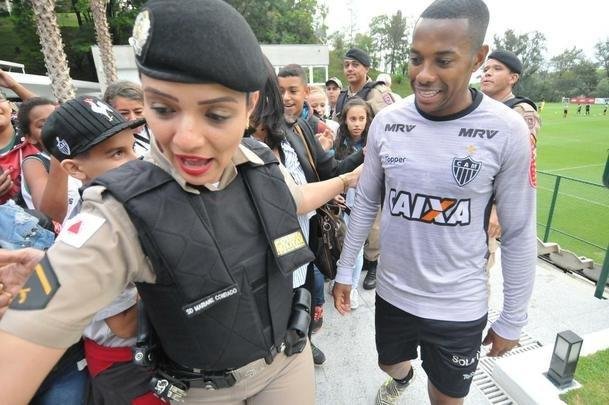 Robinho recebeu carinho de crianas do grupo Vibrante Mirim, de Ibirit-MG, que tem parceria com a PM