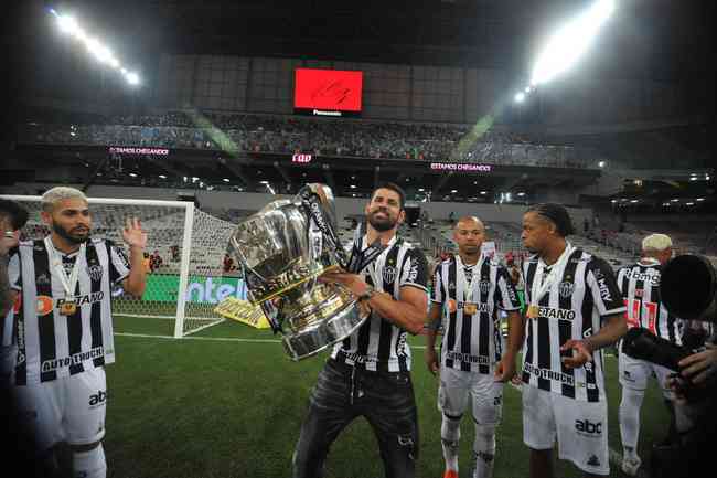 Atlético ergue a taça e festeja bi da Copa do Brasil