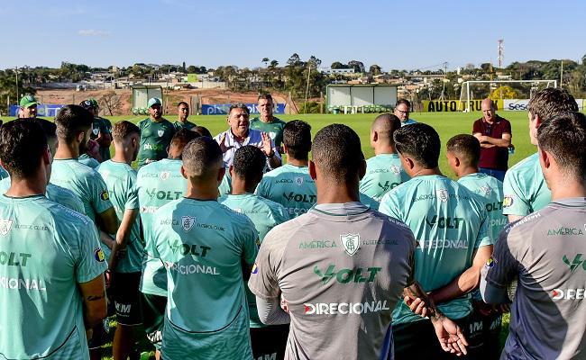 Sob a coordenao de Marcus Salum (ao fundo), Amrica fez campanhas histricas na Copa do Brasil e no Campeonato Brasileiro nos ltimos trs anos