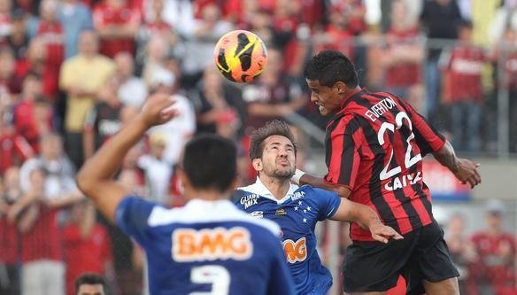 Cruzeiro e Atltico-PR se enfrentaram na Vila Olmpica do Boqueiro