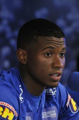 Cruzeiro apresentou o volante Jadson e o lateral-direito Luis Orejuela, primeiros reforos para a temporada