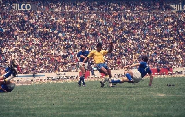 Na final, Brasil goleou a Itália com gols de Pelé, Gérson, Jairzinho e Carlos Alberto, que ergueu a taça no Estádio Azteca, na Cidade do México