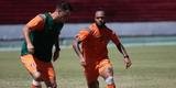 Jogadores do Santa Cruz treinaram no est�dio do Arruda, j� apresentando trabalhos com bola no gramado, sob a supervis�o do t�cnico Itamar Sch�lle. Todos os atletas e os membros da comiss�o t�cnica seguem submetidos �s medidas de afastamento social.
