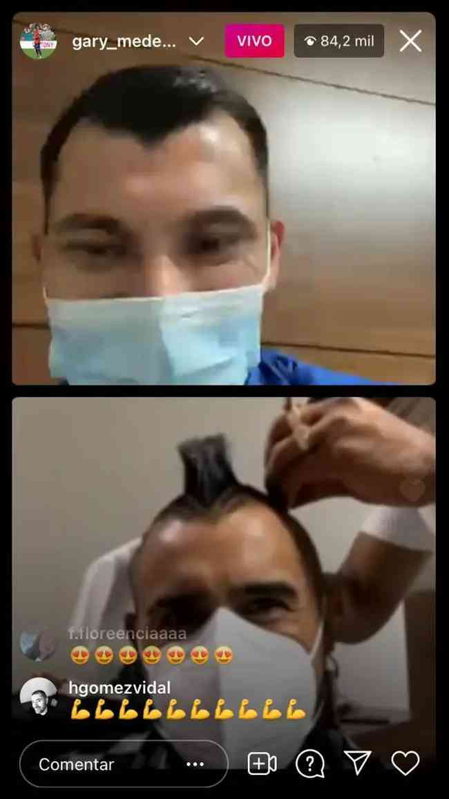 Medel e Vidal durante corte de cabelo no hotel