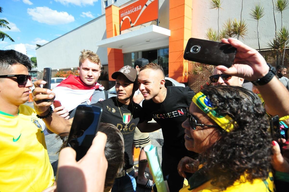Depois de derrotar a Argentina por 2 a 0 no Mineiro e garantir vaga na final da Copa Amrica, jogadores da Seleo Brasileira ganharam folga em Belo Horizonte e foram tietados por torcedores na porta do hotel Ouro Minas. 