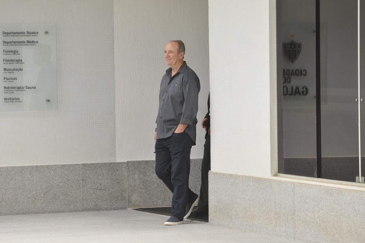 Levir Culpi foi apresentado pela diretoria na Cidade do Galo, enquanto os jogadores treinavam