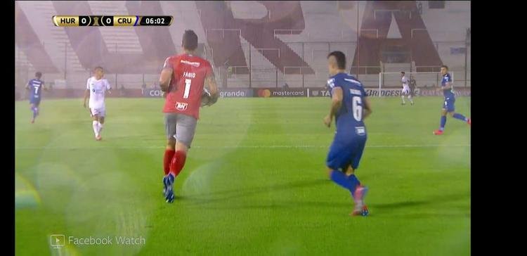 Pingos de chuva atrapalharam qualidade da transmisso da Conmebol, do jogo entre Huracn e Cruzeiro, pelo Facebook Watch