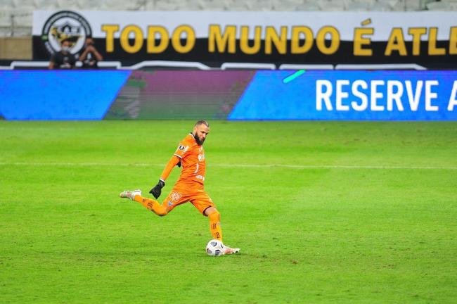 Goleiro Everson, do Atltico, foi heri na deciso por pnaltis contra o Boca Juniors ao defender duas cobranas e ao marcar o gol da classificao: 3 a 1 nas batidas alternadas aps 0 a 0 no tempo normal, no Mineiro.