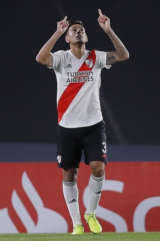 Com 25 casos simultneos de COVID-19, River Plate enfrentou Independiente Santa Fe-COL com apenas 11 jogadores disponveis e com o volante Enzo Prez improvisado como goleiro.