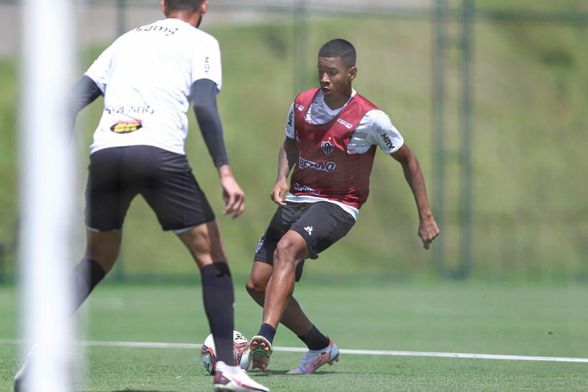 Treino do Atlético em campo. Jogadores fizeram atividade pela manhã no gramado. No período da tarde, trabalho foi na academia