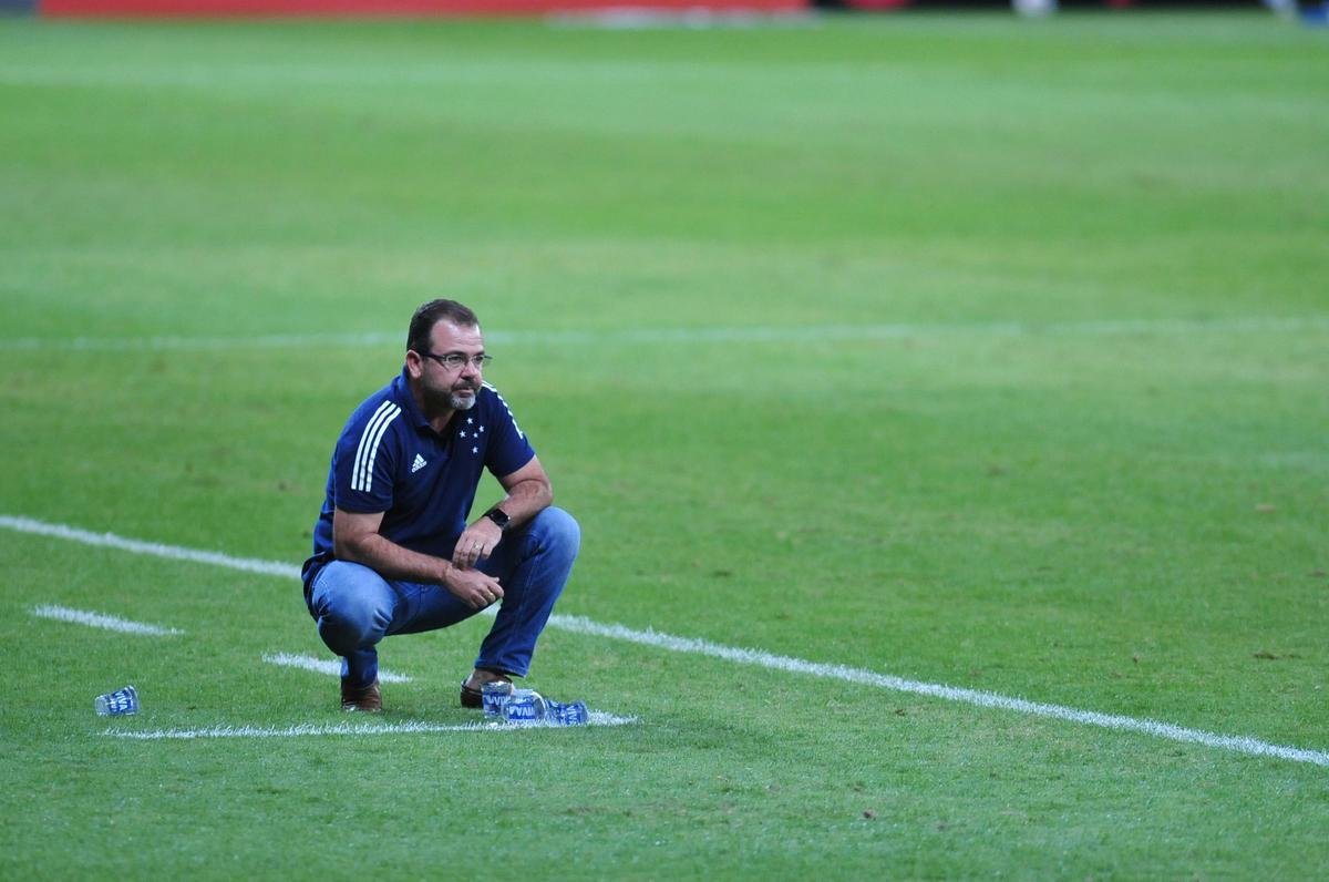 Enderson Moreira comeou a temporada no Cear, aceitou convite e foi para o Cruzeiro, clube no qual foi demitido e assumiu o Gois em setembro. Ele quer manter o time do Centro-Oeste na primeira diviso. Misso difcil.