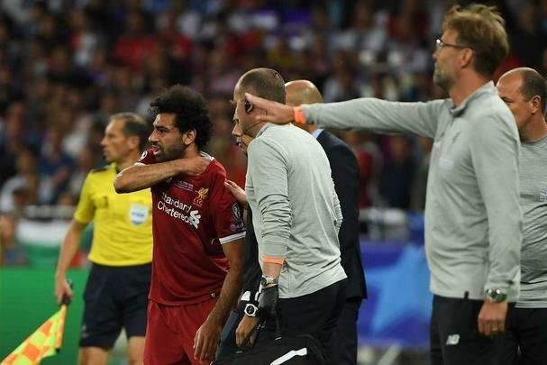 Salah, do Liverpool, sofreu falta de Sergio Ramos, machucou ombro esquerdo e deixou a final no primeiro tempo
