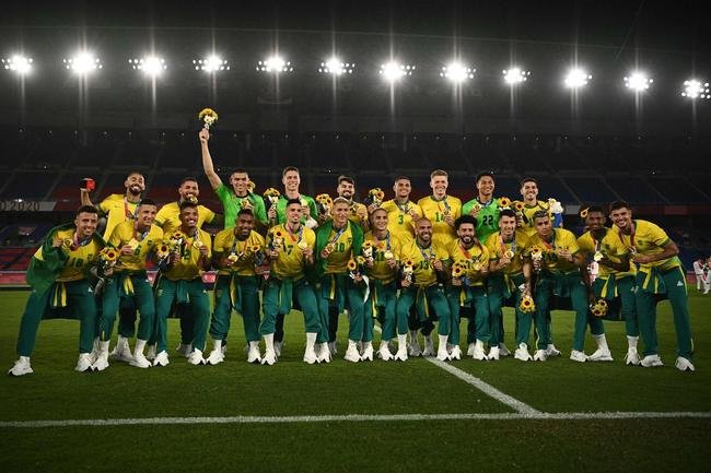 Jogadores da Sele��o Brasileira recebem a medalha de ouro pela conquista ol�mpica no futebol