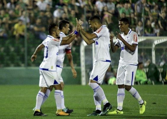 Cruzeiro visitou a Chape na Arena Cond e arrancou vitria por 2 a 1 pelo Brasileiro