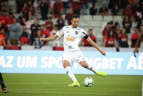 Galo perdeu muitas chances e acabou tropeando em Curitiba