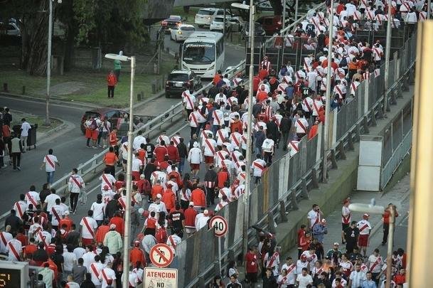 Torcedores do River Plate lotaram o Monumental e tiveram que voltar para casa frustrados