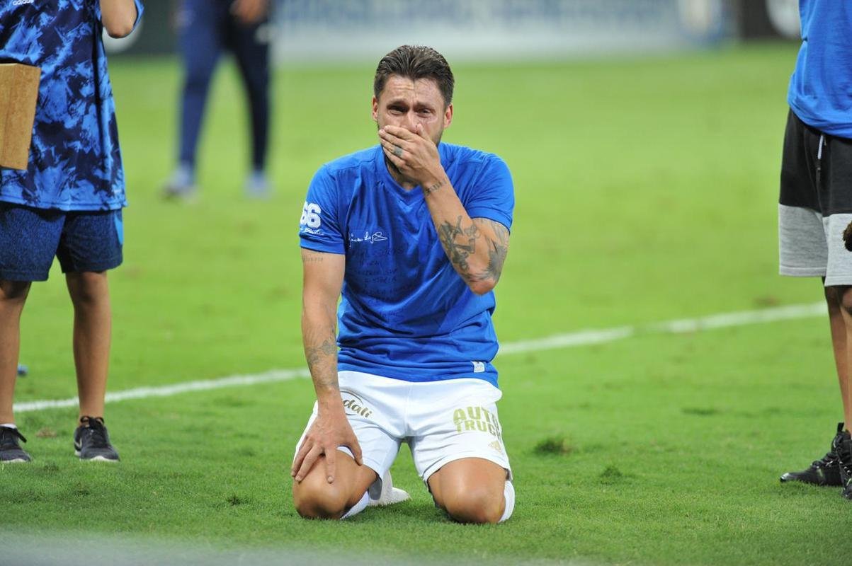 Ao lado dos filhos, Rafinha e Nicholas, Rafael Sobis foi aos prantos no Mineiro em sua despedida do futebol com a camisa do Cruzeiro. Depois de trocar a camisa com o histrico craque celeste Dirceu Lopes, ele saudou os torcedores e teve o nome gritado pelo estdio lotado. Noite foi de muita emoo para o agora ex-atacante, de 36 anos.