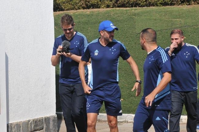 Dia movimentado na Toca: coletiva de Pezzolano, retorno da imprensa ao CT e treino em campo