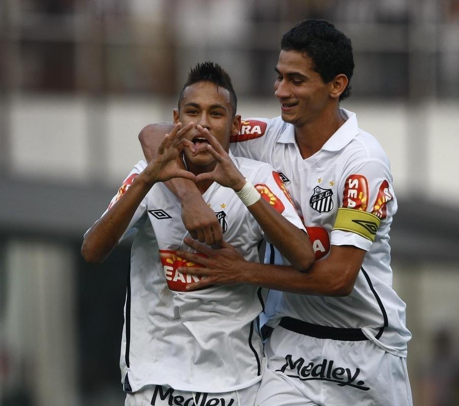 4 - Na estreia de Rver pelo Atltico, brilhou Neymar. De pnalti, o jovem atacante abriu o caminho da vitria do Santos por 2 a 0 na Vila Belmiro, em 22 de agosto. Danilo fechou a conta. A derrota manteve o time mineiro na zona de rebaixamento do Campeonato Brasileiro. 'Est faltando tranquilidade, tanto na parte defensiva, quanto na ofensiva', sentenciou o defensor aps uma srie de trs jogos sem vencer. Apesar das dificuldades, Rver seguiu lembrado por Mano Menezes nas convocaes da Seleo Brasileira.