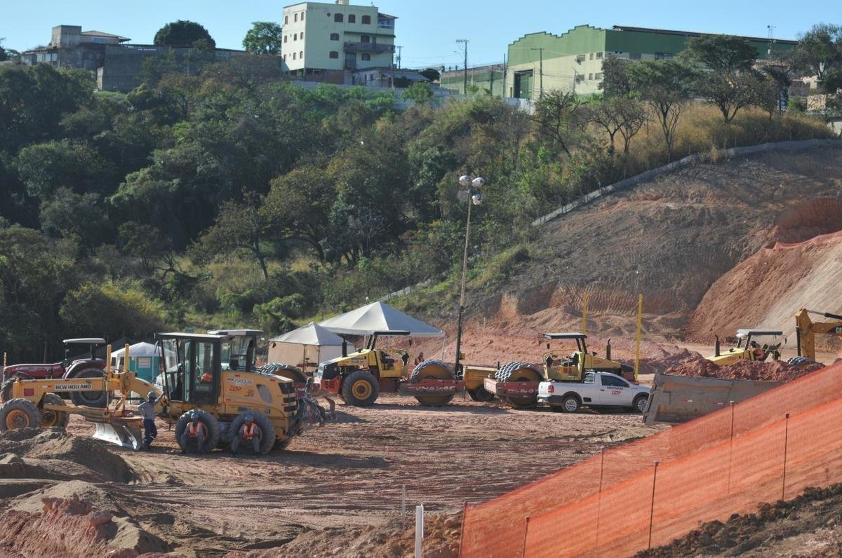 Nesta quarta-feira, a reportagem do Superesportes/Estado de Minas fez mais uma visita ao canteiro de obras da Arena MRV, futuro estdio do Atltico, no bairro Califrnia, em Belo Horizonte. A cada semana, o panorama muda bastante. No momento, a construo est em fase de terraplanagem. A boa notcia neste dia 26 de agosto  que a prefeitura da capital liberou o alvar que autoriza o incio das edificaes. (Alexandre Guzanshe/EM/D. A Press)