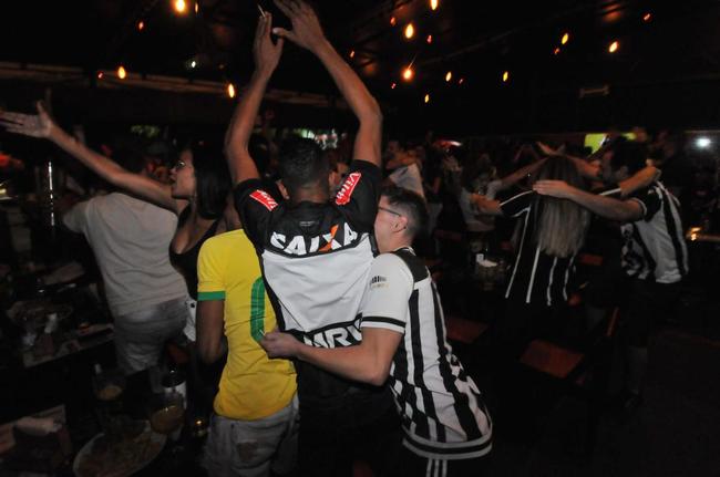 Torcedores do Atlético acompanham a partida contra o Palmeiras em alguns bares de Belo Horizonte