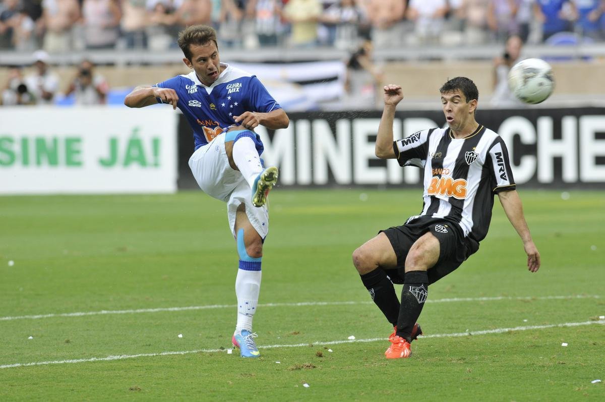 Everton Ribeiro  um dos grandes craques da histria do Cruzeiro e foi bicampeo brasileiro em 2013 e 2014. Por um capricho, no vestiu a 10, que foi de Diego Souza e Jlio Baptista no perodo. O meia disputou 116 jogos com a camisa celeste, marcou 24 gols e deu 36 assistncias. Em janeiro de 2015, foi vendido por 15 milhes de euros ao Al Ahli, dos Emirados rabes.