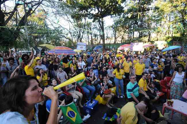 Diversos bares em BH e regio transmitiro partida entre Brasil x Srvia
