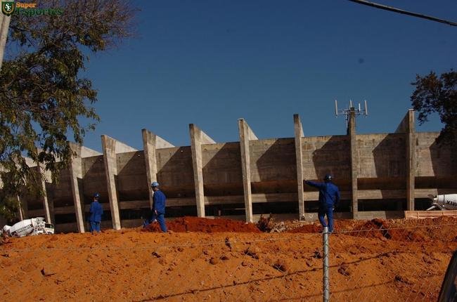 29/07/2011 - Avano no corte de rvores e demolio do velho estacionamento externo