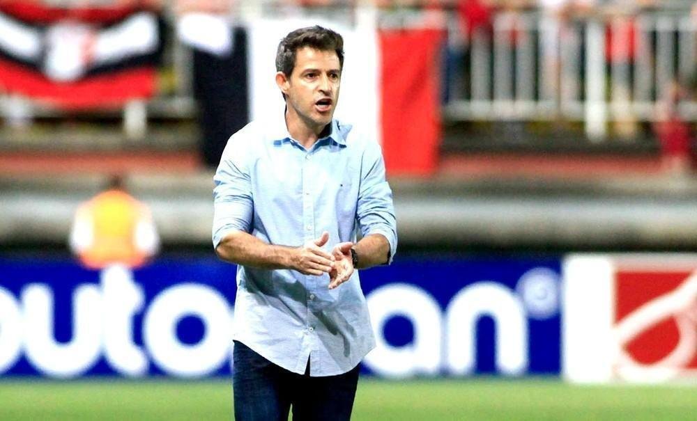 Ex-jogador com passagens de sucesso pelo Cruzeiro, Vasco, Atltico, Vitria e Joinville, Ramon Menezes ser o treinador do Tombense para 2018. O tcnico, de 45 anos, comandou o Guarani de Divinpolis no ltimo Estadual. Alm do Bugre, comandou o Joinville e Anpolis em sua carreira. O time disputar o Estadual e a Srie C em 2018.