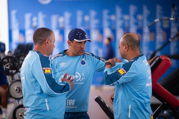 Fotos do treino do Cruzeiro na Toca da Raposa II. Time enfrenta o Internacional, nesta quarta-feira, às 21h30, no Mineirão, pela semifinal da Copa do Brasil. Mano Menezes pode apresentar novidades na escalação diante dos gaúchos.