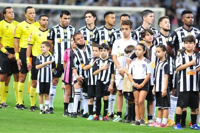 Mascotinhos do Atltico no jogo contra o Juventude, no Mineiro, pelo Campeonato Brasileiro de 2022