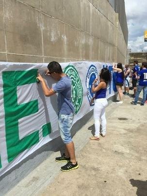 Antes do duelo diante do Corinthians, válido pela última rodada do Campeonato Brasileiro, torcedores do Cruzeiro assinam faixa que será exibida nas arquibancadas do Gigante da Pampulha