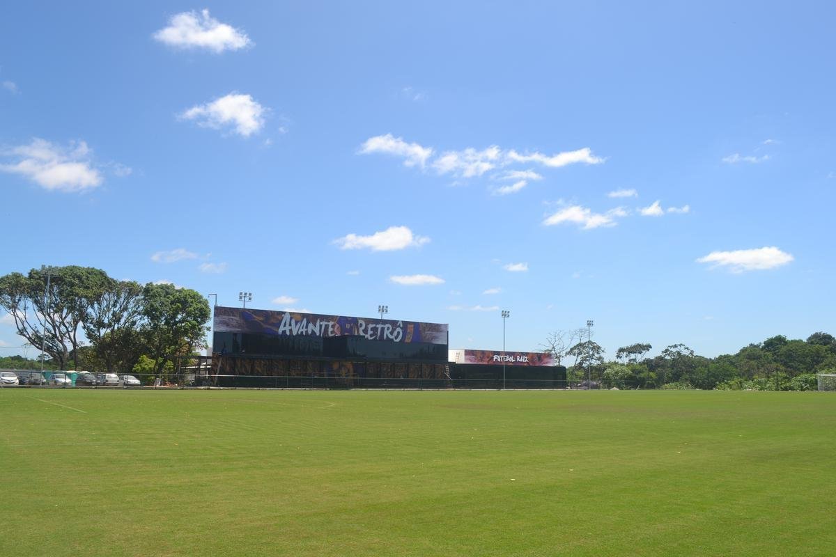 ltimo campo oficial fica em frente ao refeitrio (em construo) e ao centro de convenes, que tem arquibancada, camarote e janelo para o gramado