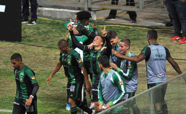 Jovem Carlos Alberto  celebrado peplos companheiros aps marcar o gol da vitria sobre o Santos