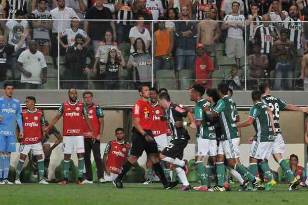 Imagens da confuso entre Leandro Donizete e Gabriel Jesus no Horto