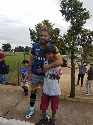 O atacante Rafael Sobis tambm posou para foto ao lado de Denner
