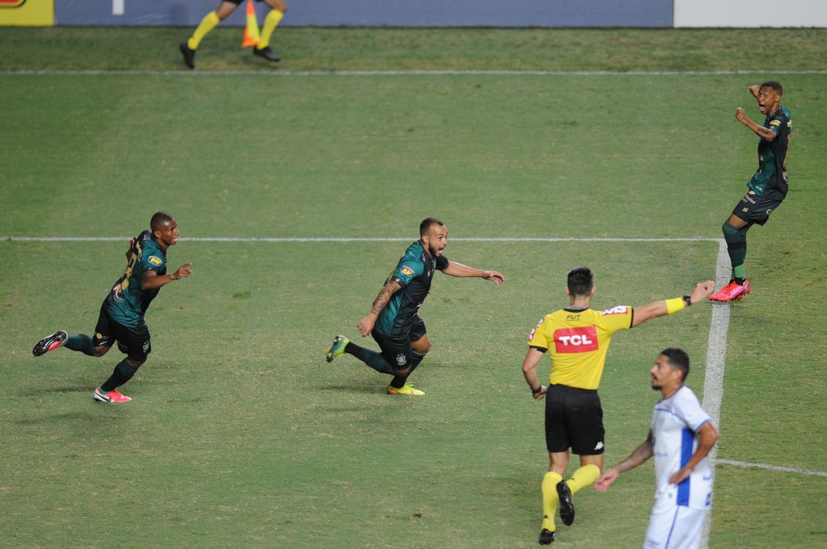 Com uma bomba, Rodolfo abriu o placar para o Amrica depois de assistncia de Al: 1 a 0
