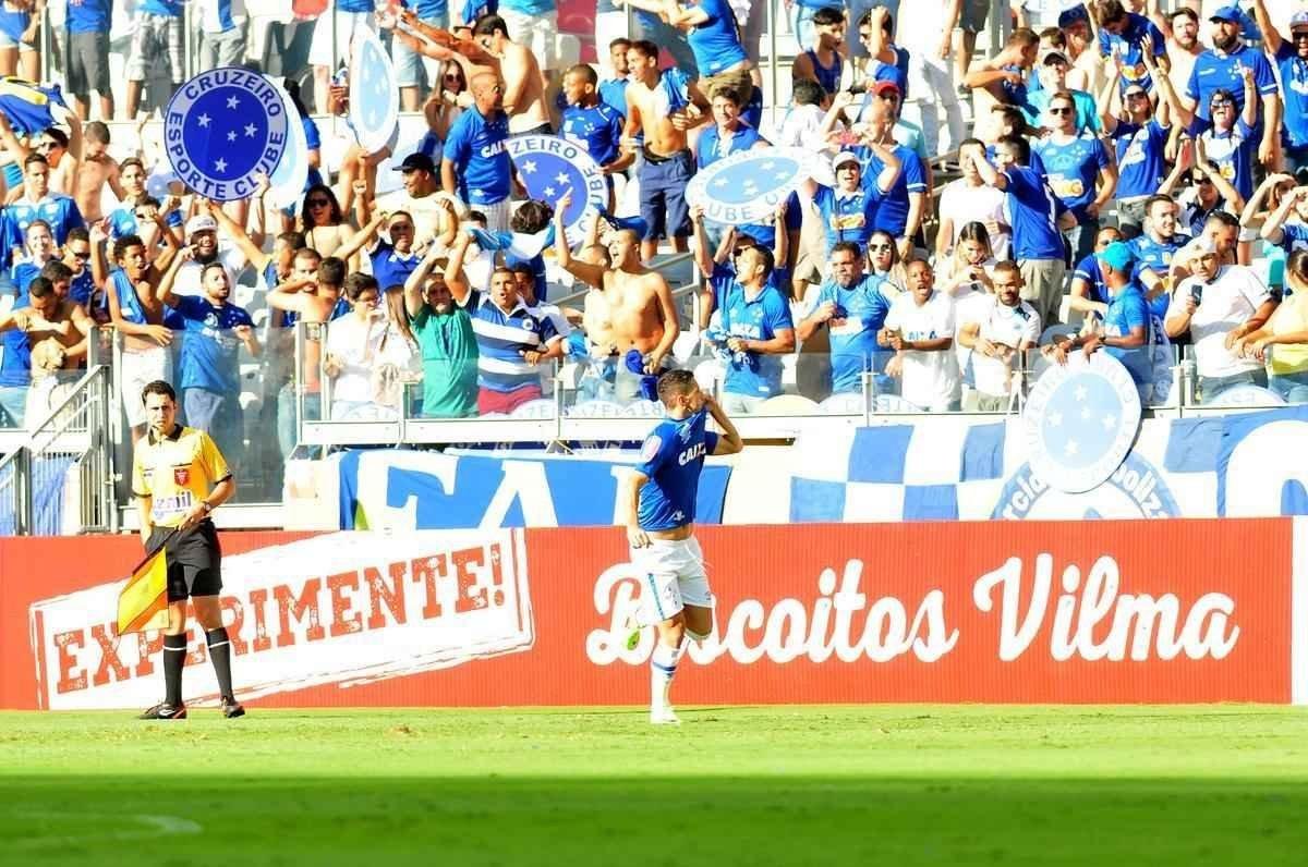 Imagens do primeiro tempo: Cruzeiro abriu o placar com um minuto de jogo, gol de Thiago Neves
