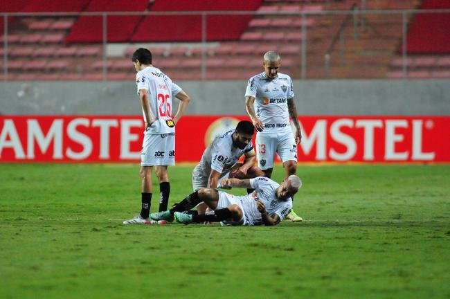 Momento em que Vargas, do Atltico, deixou o clssico com o Amrica, pela Libertadores, com contuso muscular