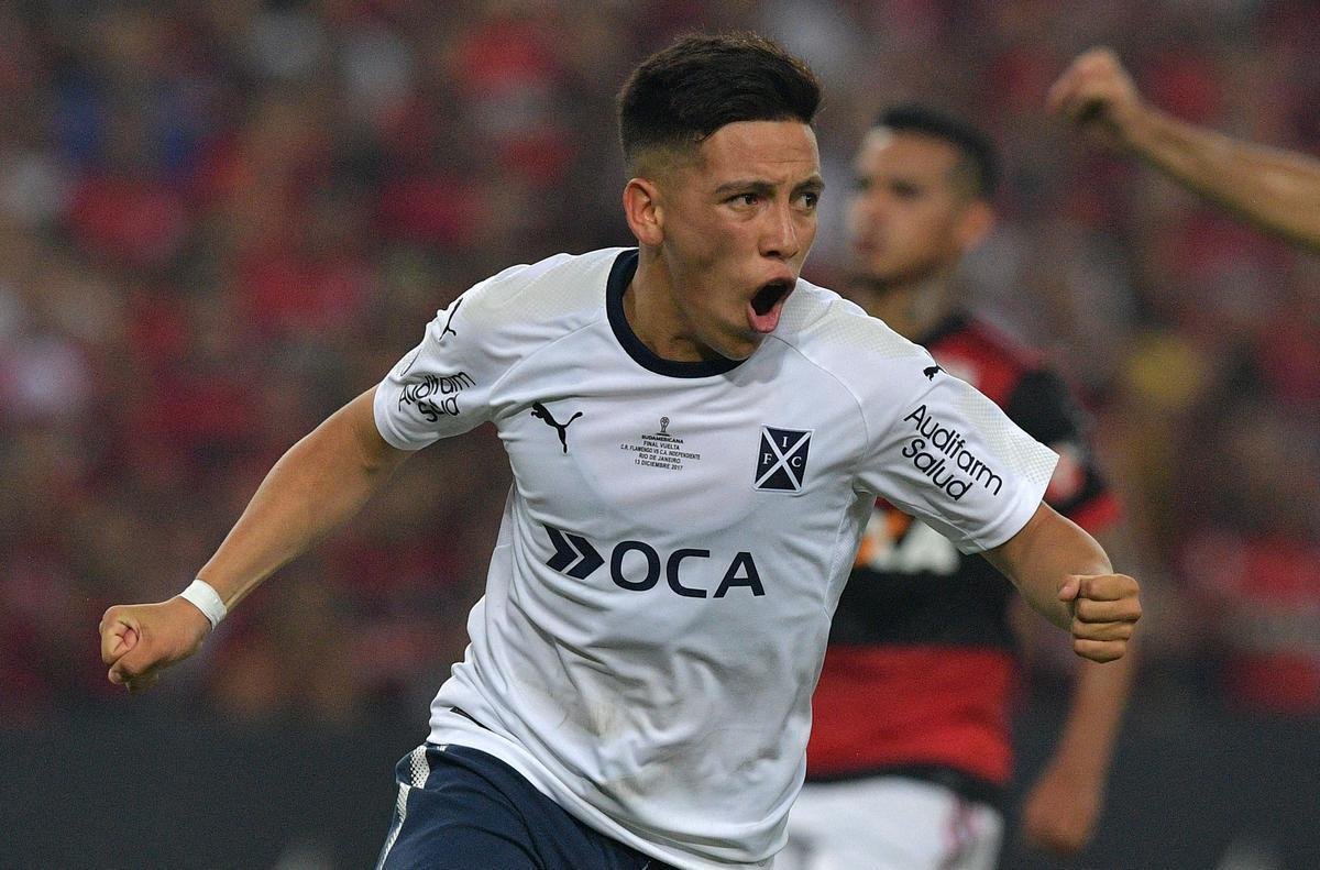 No primeiro tempo, Paquet abriu o placar para o Flamengo; Barco empatou para o Independiente, de pnalti