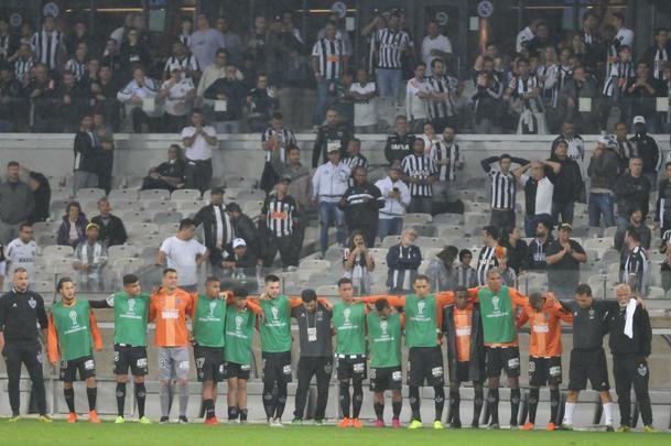 Atltico perdeu por 4 a 3 para o Coln nos pnaltis e foi eliminado da Copa Sul-Americana. Goleiro argentino Burin defendeu penalidades de Rver e Cazares