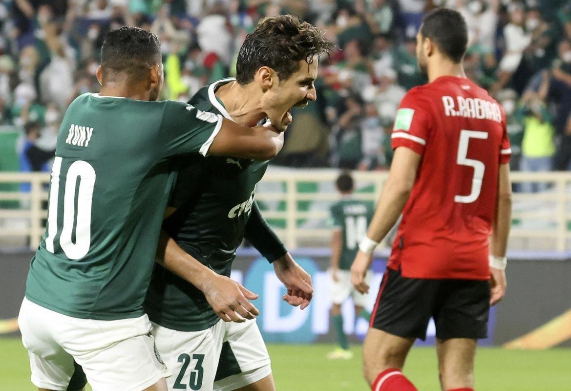 O Palmeiras derrotou, nesta tera-feira (8), o Al Ahly, do Egito, por 2 a 1, no Estdio Al Nahyan, e garantiu vaga na do Mundial de Clubes. Em Abu Dhabi, nos Emirados rabes, Raphael Veiga e Dudu deram show, cada um com um gol e uma assistncia.