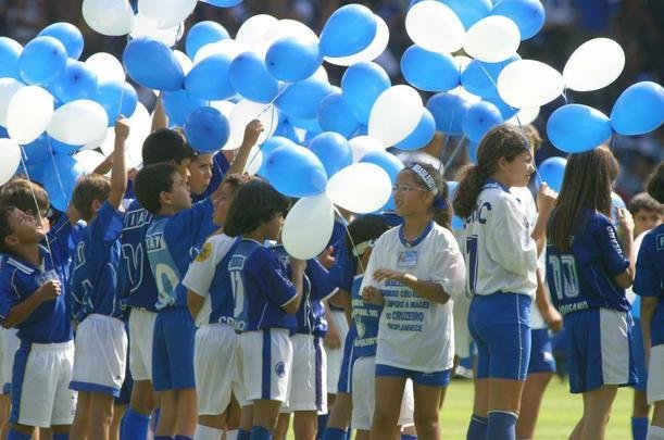 Em 30 de novembro de 2003, Cruzeiro derrotou o Paysandu por 2 a 1, no Mineiro, pela 44 rodada, e confirmou o ttulo brasileiro de forma antecipada. Zinho, no primeiro tempo, e Mota, no segundo, marcaram os gols celestes. Aldrovani descontou para o Papo. Depois do apito final, uma grande festa tomou conta do gramado e das arquibancadas. 