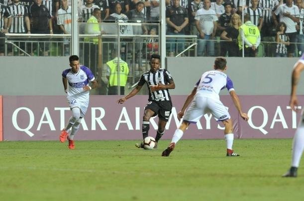 Lances do primeiro tempo do duelo entre Atltico e Defensor, pela terceira fase da Copa Libertadores