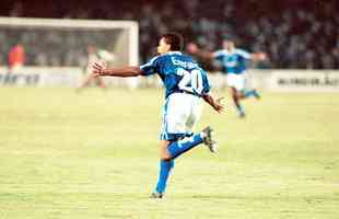 Em 1997, o Cruzeiro conquistou o bi da Copa Libertadores da Amrica. Na deciso, o clube mineiro superou o Sporting Cristal do Peru. Na foto, Elivlton, autor do gol do ttulo na vitria por 1 a 0, no Mineiro