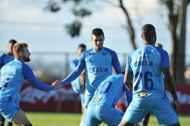 Mano Menezes conta com todo elenco do Cruzeiro para enfrentar La U, quinta, no Mineiro, pela Copa Libertadores. Exceo  atacante Fred, que se recupera de cirurgia no joelho direito