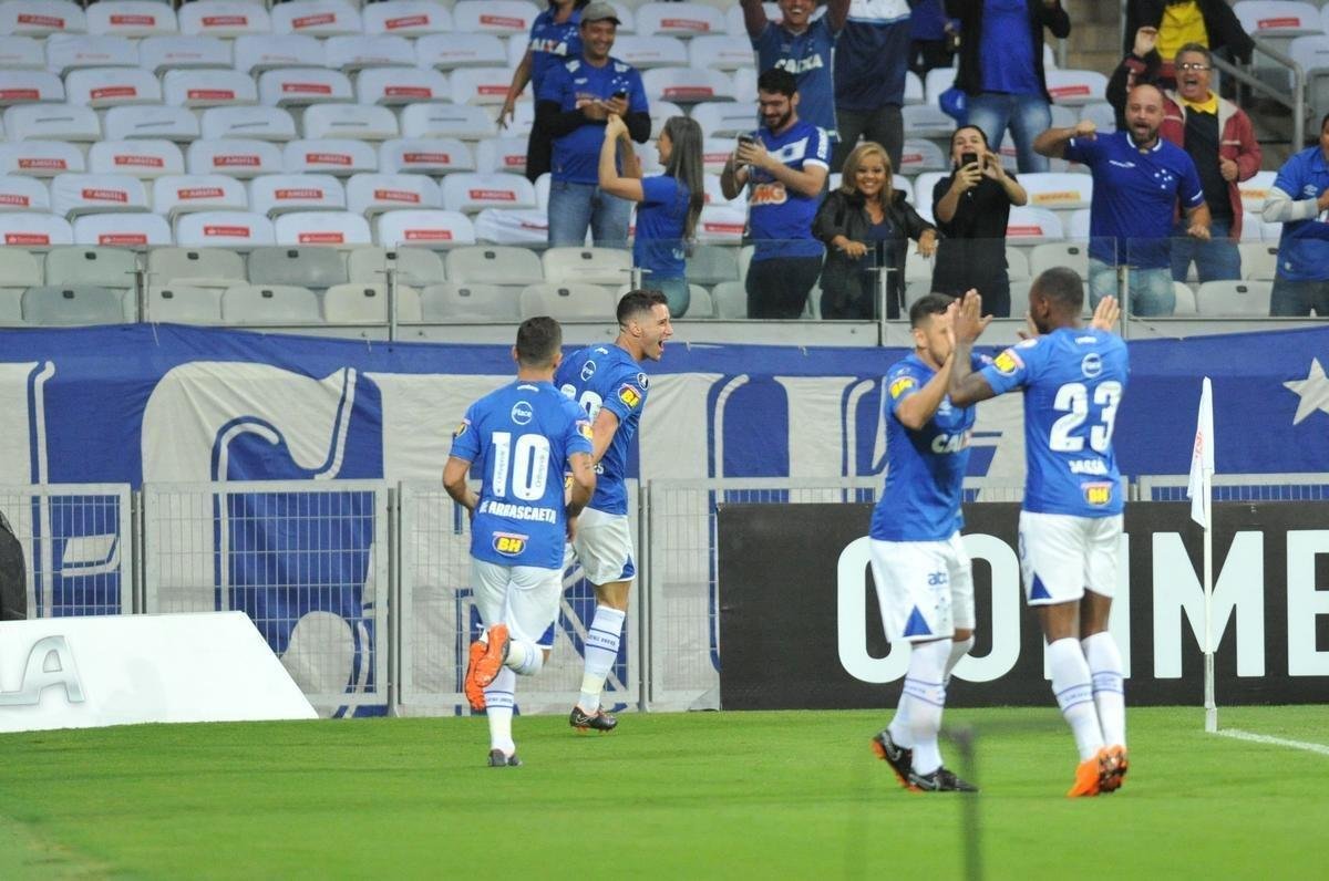 Thiago Neves aproveitou cruzamento de Sass e abriu o placar aos 2 minutos do primeiro tempo