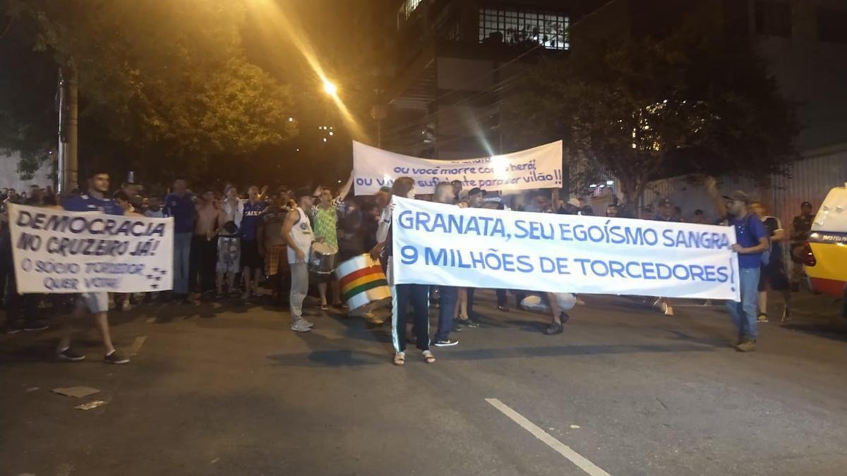 Torcedores do Cruzeiro voltam a protestar em frente  sede administrativa do clube, no Barro Preto